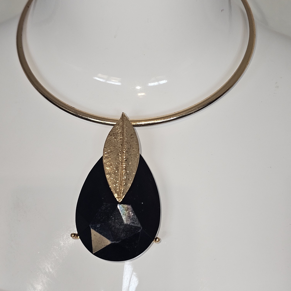 Elegant Gold and Black Pendant Necklace